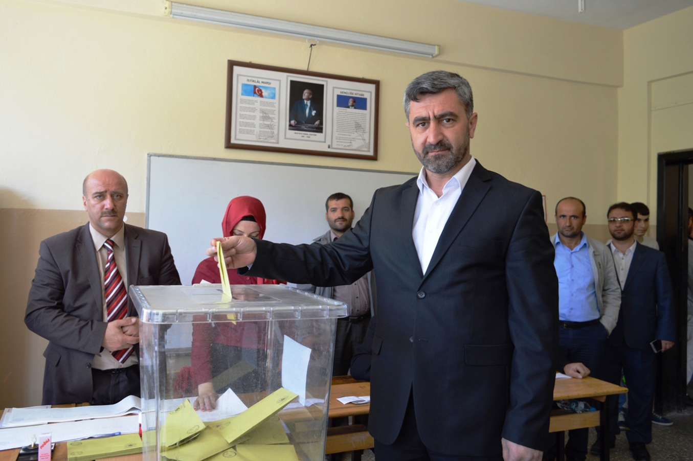 Bağımsız aday Cengiz Karakaya oyunu kullandı Bağımsız aday Cengiz Karakaya oyunu kullandı